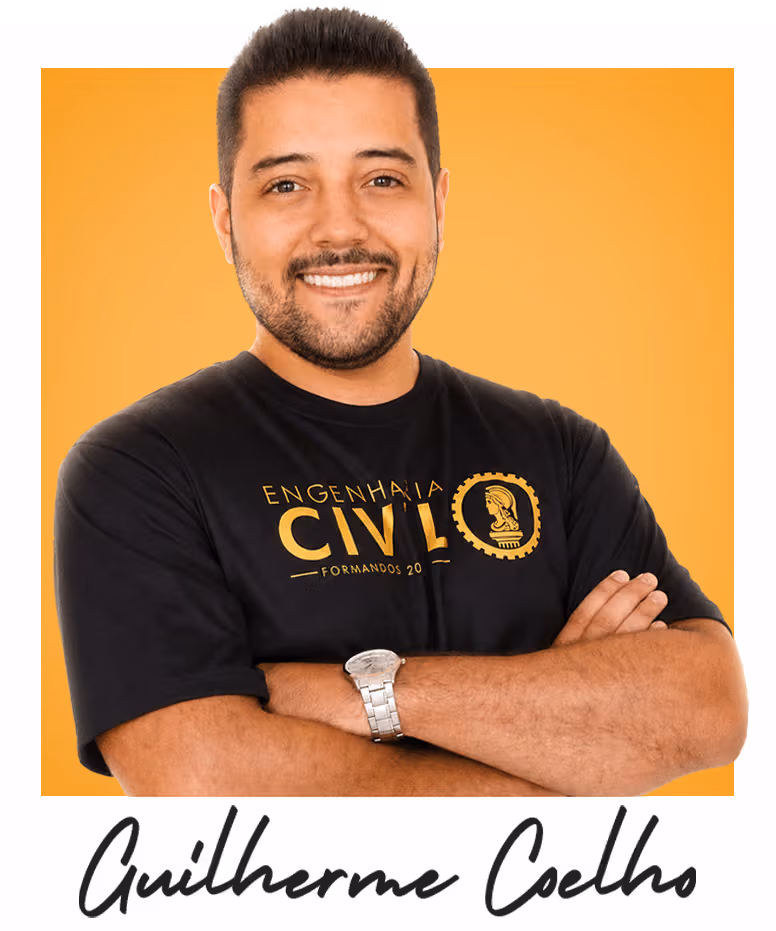 Guilherme Coelho, engenheiro civil, em foto profissional corporativa com os braços cruzados e sorriso confiante, utilizando camiseta preta de Engenharia Civil e relógio de pulso, sobre fundo amarelo.